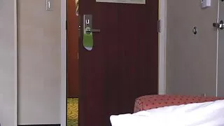 Loll Dam Dames stepson ' s cock මත හැරෙනවා.