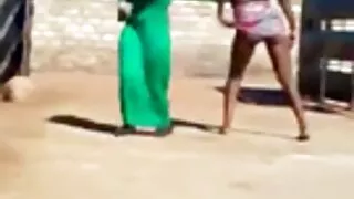 ගැහැණු ළමයෙක් නාන කාමරයේ තබන්න.
