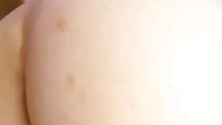 ඇඳේ ඉන්නේ කෙල්ලයි කෙල්ලයි.