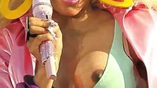 සමන්තා රෙයින්ස් ලිංගිකත්වය සඳහා අසල්වැසියා බෝ කරනවා.