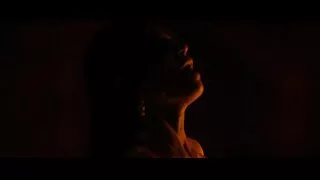 විහිලු කාරයෙක් තඩි කෙල්ලෙක්ව බදිනවා.