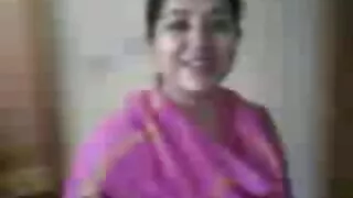 අරාබි කාන්තාවක් ලොක්කට කෙලවයි.