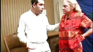 ඇය කුස්සියේ මේසයට කෙළ ගැසුවාය.