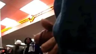 ඔහු තම කුකුළා හා සිගරට් බොනවා.