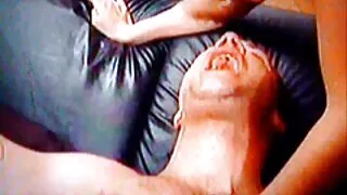 KatusUsha කැමරාව මත නියෝජිත තෘප්තිමත්.