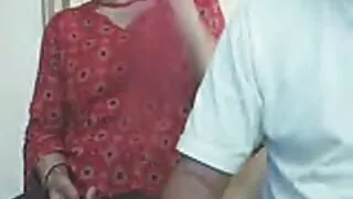 Couty ස්වභාවය කම්මුල විසින් කුකුළා ගනී.