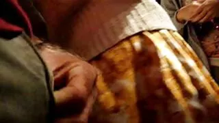 Stepmom Cor චේස් චේස් පස්ස දී stepson ගේ කුකුළා ගනී.